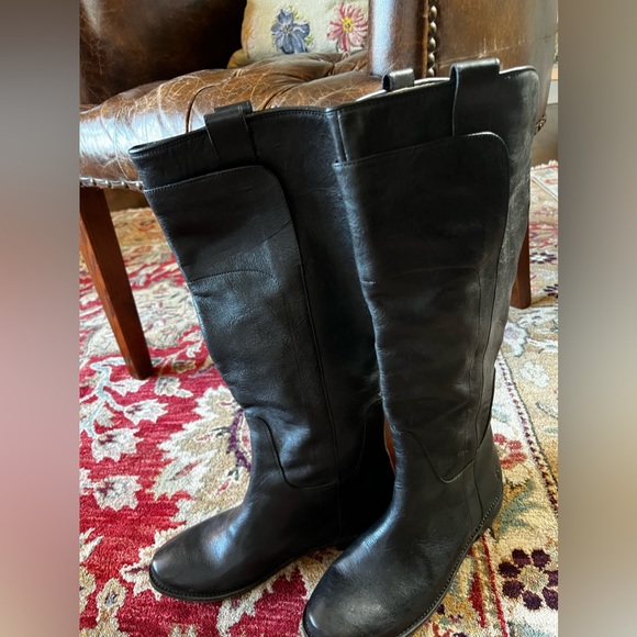 Ladies Frye Melissa boot in size 81/2..hardly worn on sole upper is like new. - Picture 4 of 5